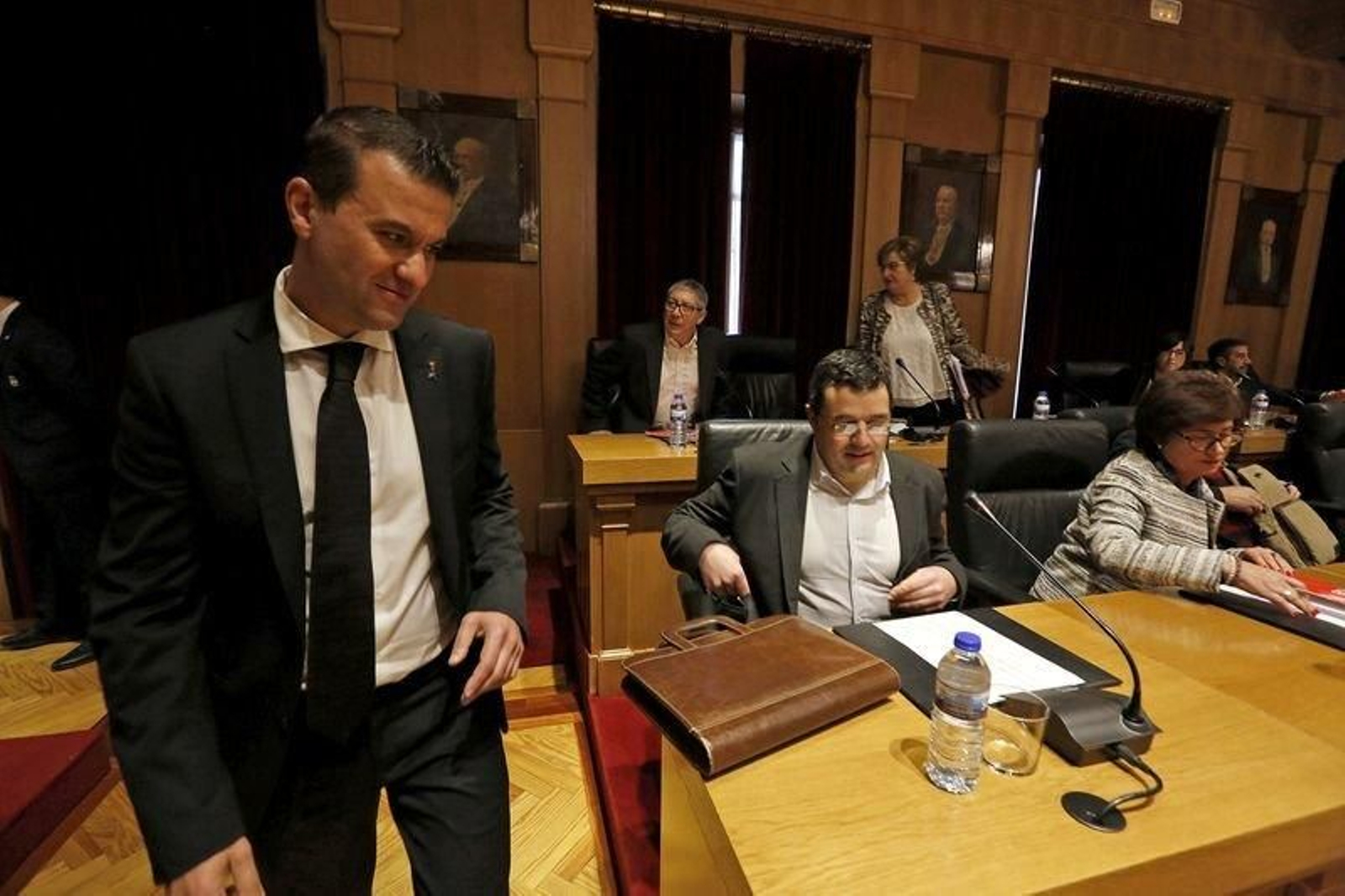 Ignacio Gómez y Francisco Frada en el salón de plenos de la Diputación.