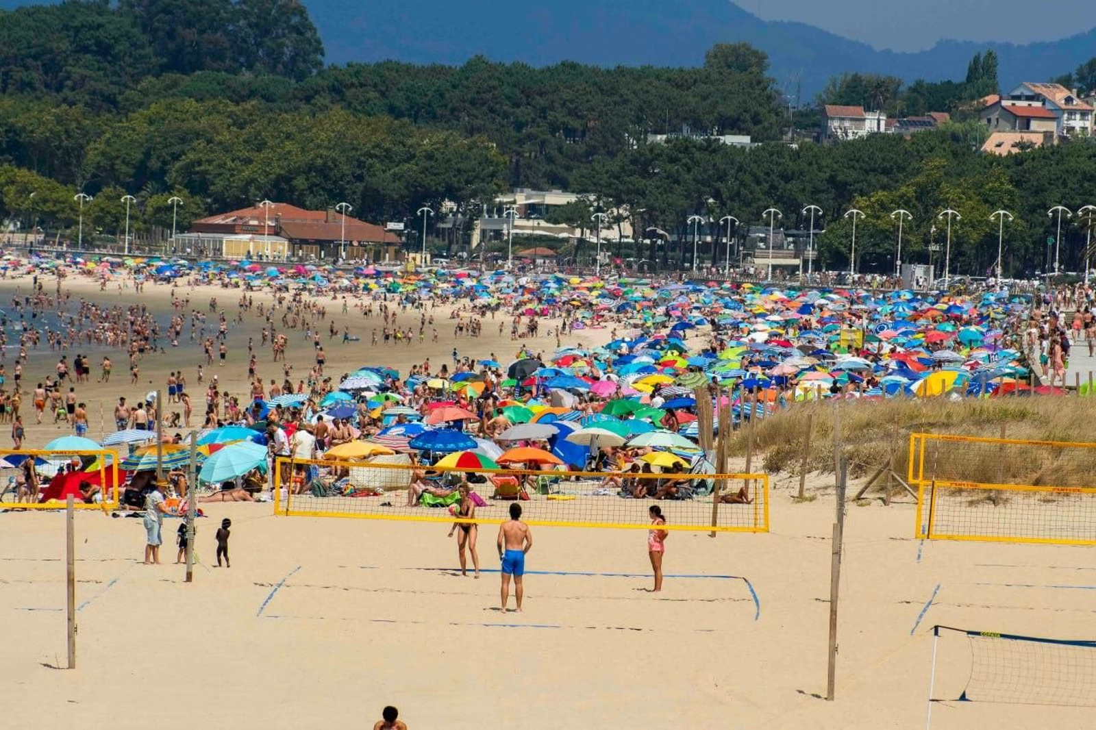 Galería | Vigo busca refugio del calor en sus playas