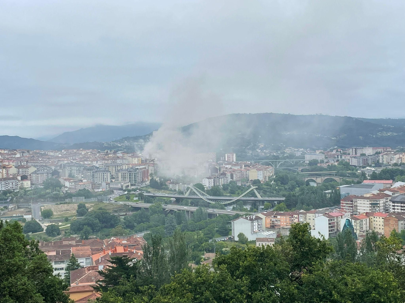 Galería | Así fue el voraz fuego que calcinó un edificio en A Ponte, en imágenes