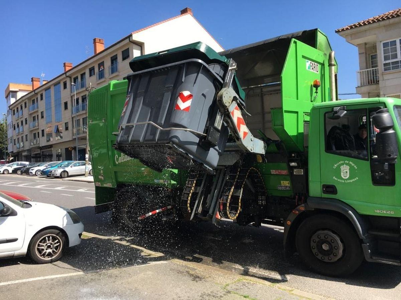 Imagen de un camión realizando las tareas de recogida de basura, incluidas dentro del servicio.