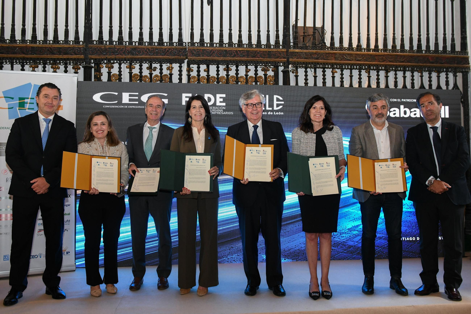 Representantes políticos de las tres comunidades y de las respectivas patronales, ayer en Santiago.