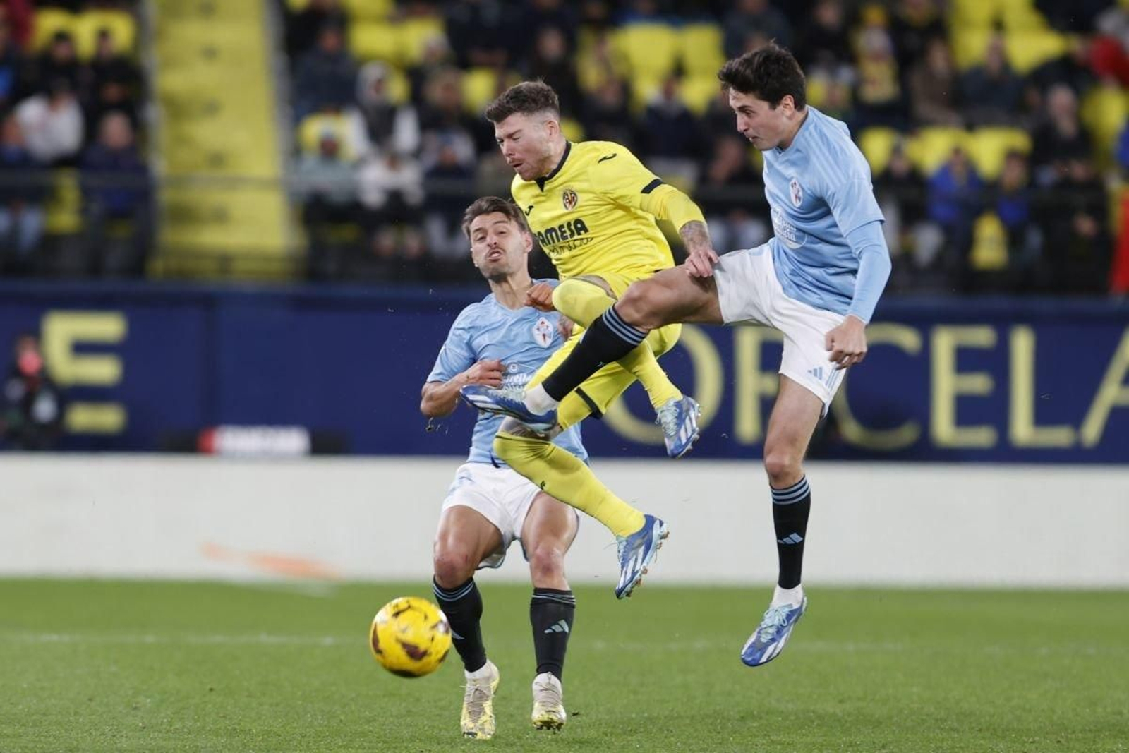 Carlos Dotor trata de cortar un balón en una acción en la que también se encuentra Kevin.