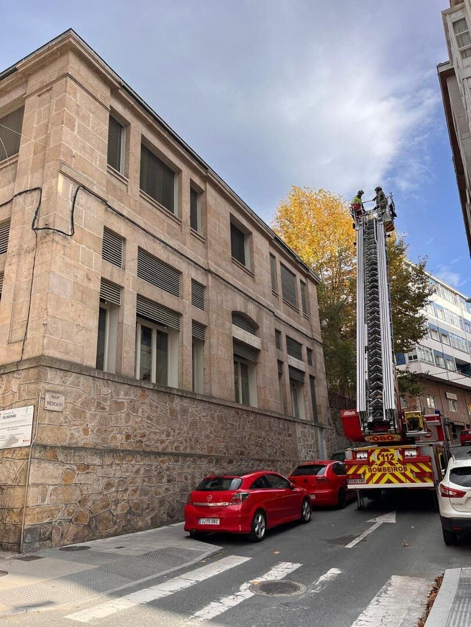 Rúa do Mercado, en A Ponte. Intervención de los bomberos por el temporal.