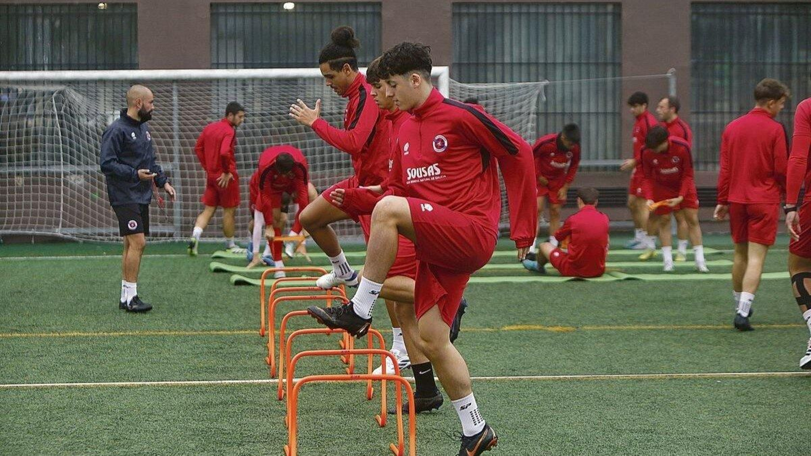 Los jugadores de la UD Ourense se ejercitan con intensidad en el campo Miguel Ángel de Os Remedios.