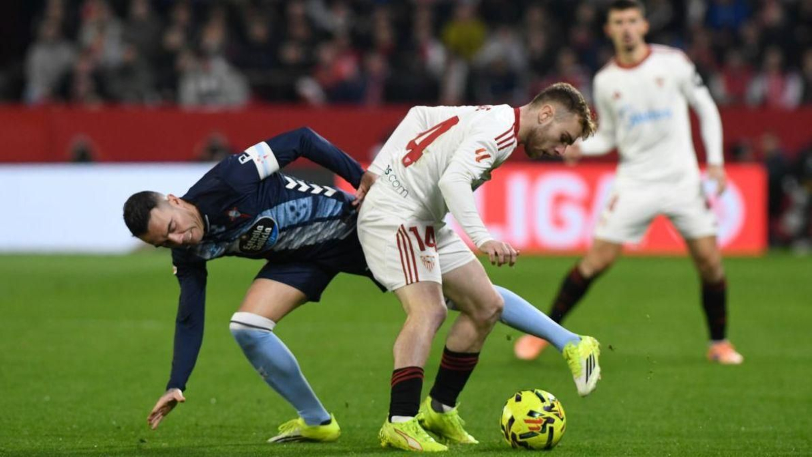 Iago Aspas disputa un balón durante el encuentro de ayer.