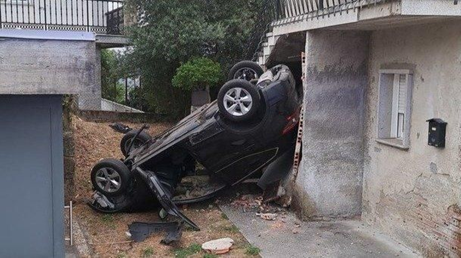 Coche volcado en Cudeiro.