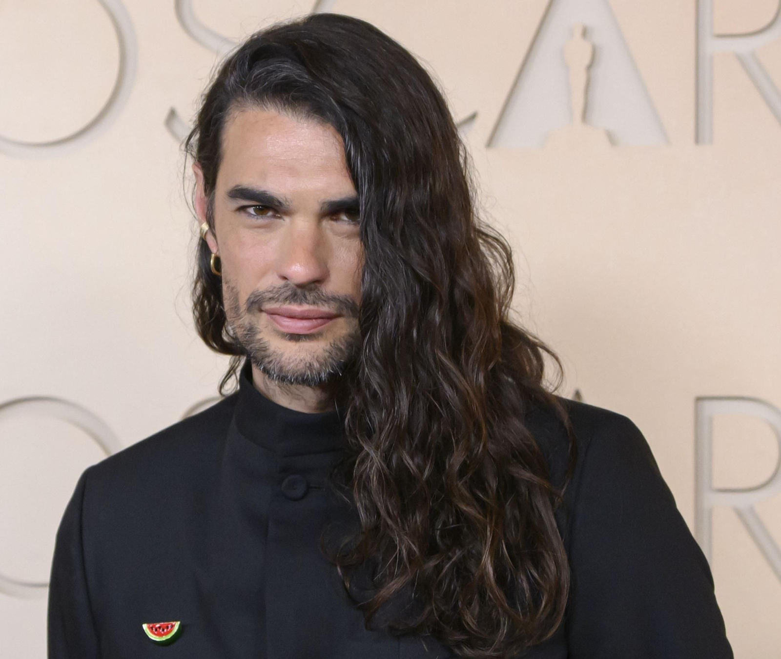 Oliver Laxe, director gallego de "Sirat" vestido de Adolfo Domínguez en los Oscar.
