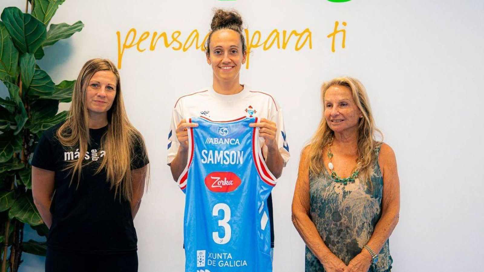 La céltica Clementine Samson posa con su nueva camiseta, tres años después de su primera presentación.