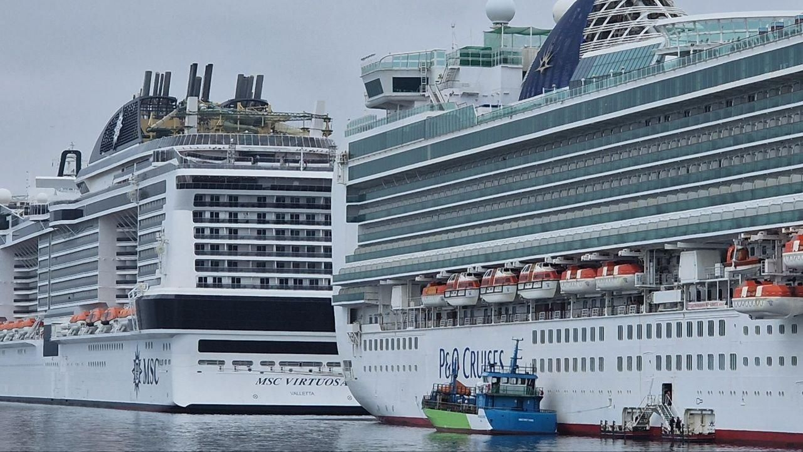 Los dos cruceros atracados en Vigo. // J.V. Landín
