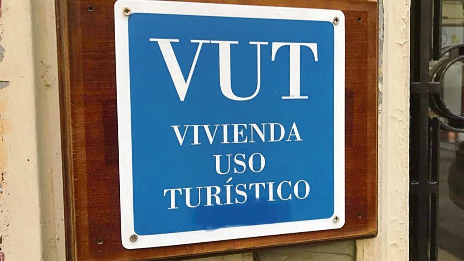 Cartel de anuncio de vivienda de uso turístico.