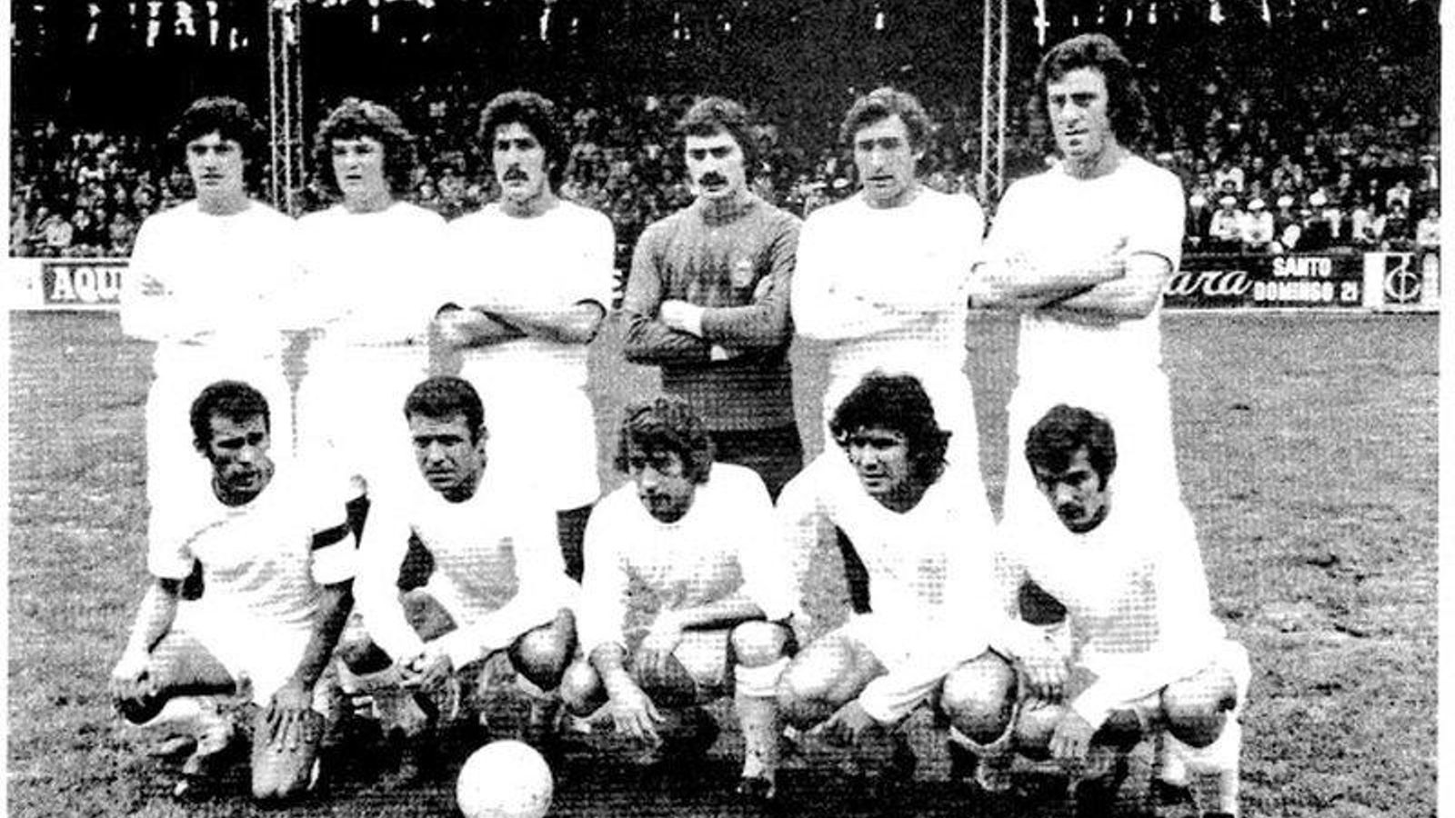 REAL MADRID C. F. - Madrid, España - Temporada 1974-75 - Touriño, Camacho, Benito, Miguel Ángel, Uria, Del Bosque; Amancio, Grosso, Velazquez, Santillana y Aguilar - C. D. ORENSE 0 REAL MADRID 0 - 01/06/1975 - Copa del Generalísimo, partido de ida - Orense, estadio de José Antonio (O Couto) - El Madrid gana 3-1 en la vuelta y se clasifica para cuartos