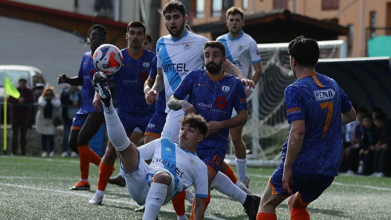El mediocampista local Damián ensaya una chilena ante las miradas de Cata, Álex Bardelás y su compañero Jacobo.