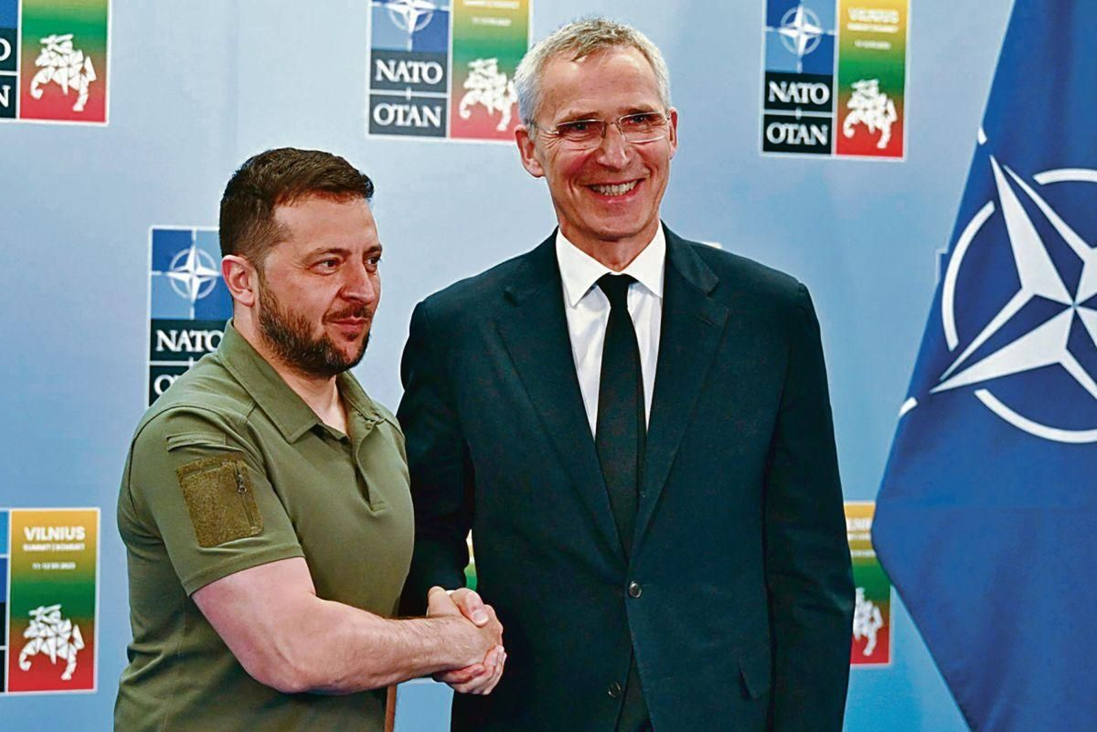 Volodymir Zelenski, presidente de Ucrania, con Jens Stoltenberg, secretario general de la OTAN.