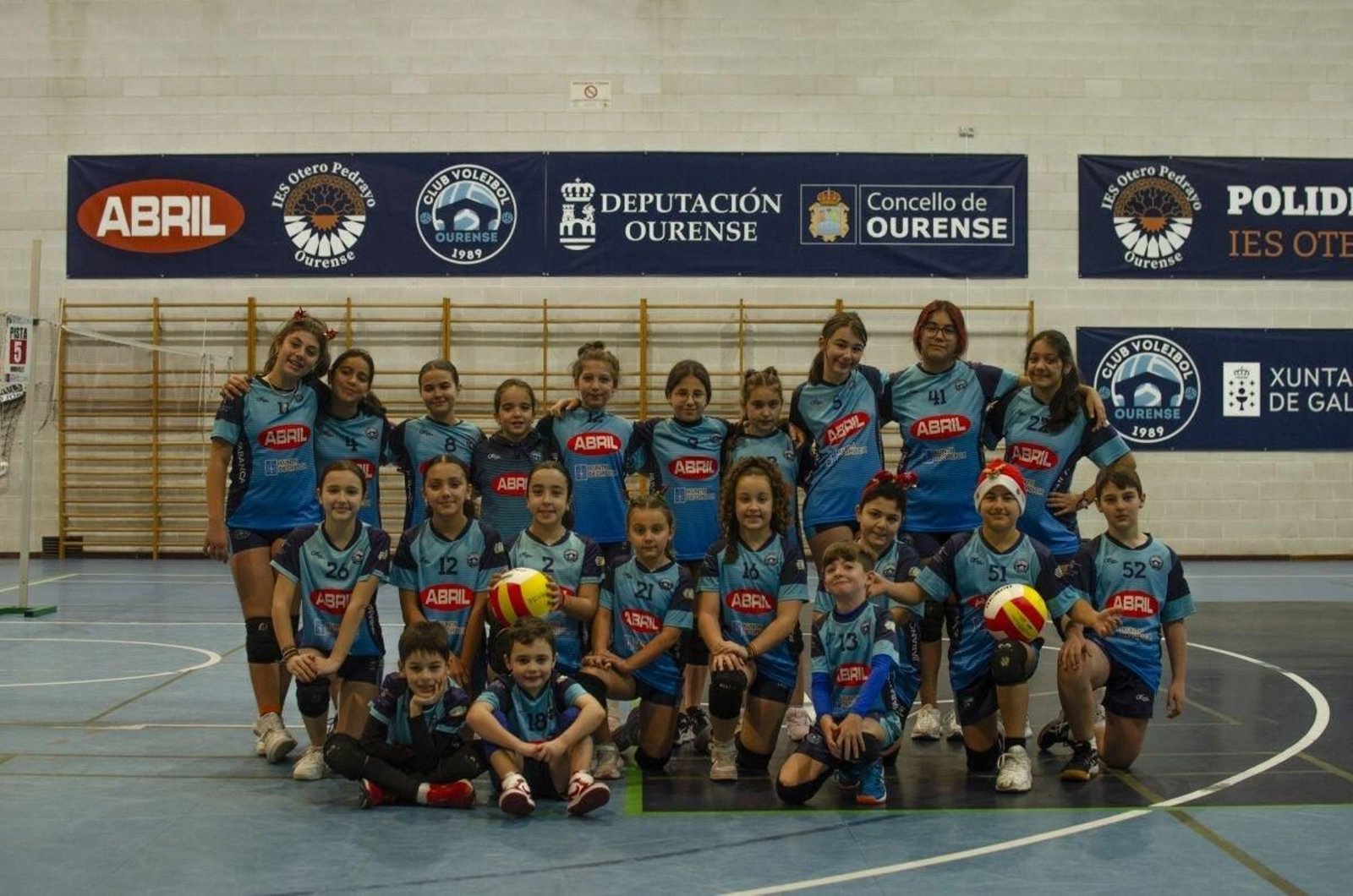 Las y los jóvenes integrantes de los equipos del Club Voleibol Ourense, en la cancha de O Pompeo.