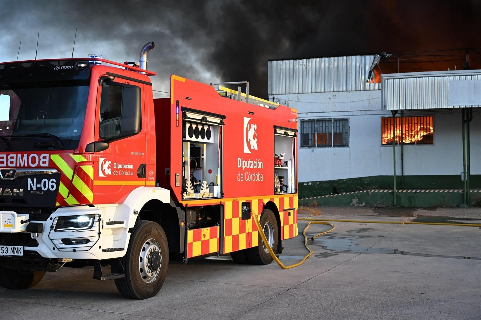 Los bomberos de Córdoba trabajan para extinguir el incedio registrado en la nave industrial.