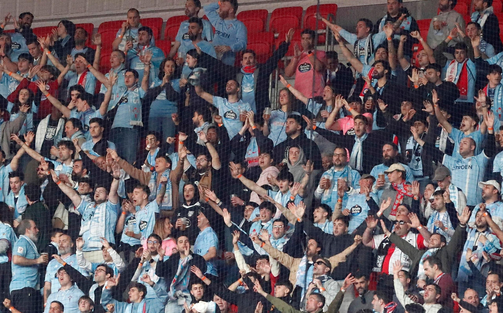 Aficionados celestes en el Groupama Stadium (3)