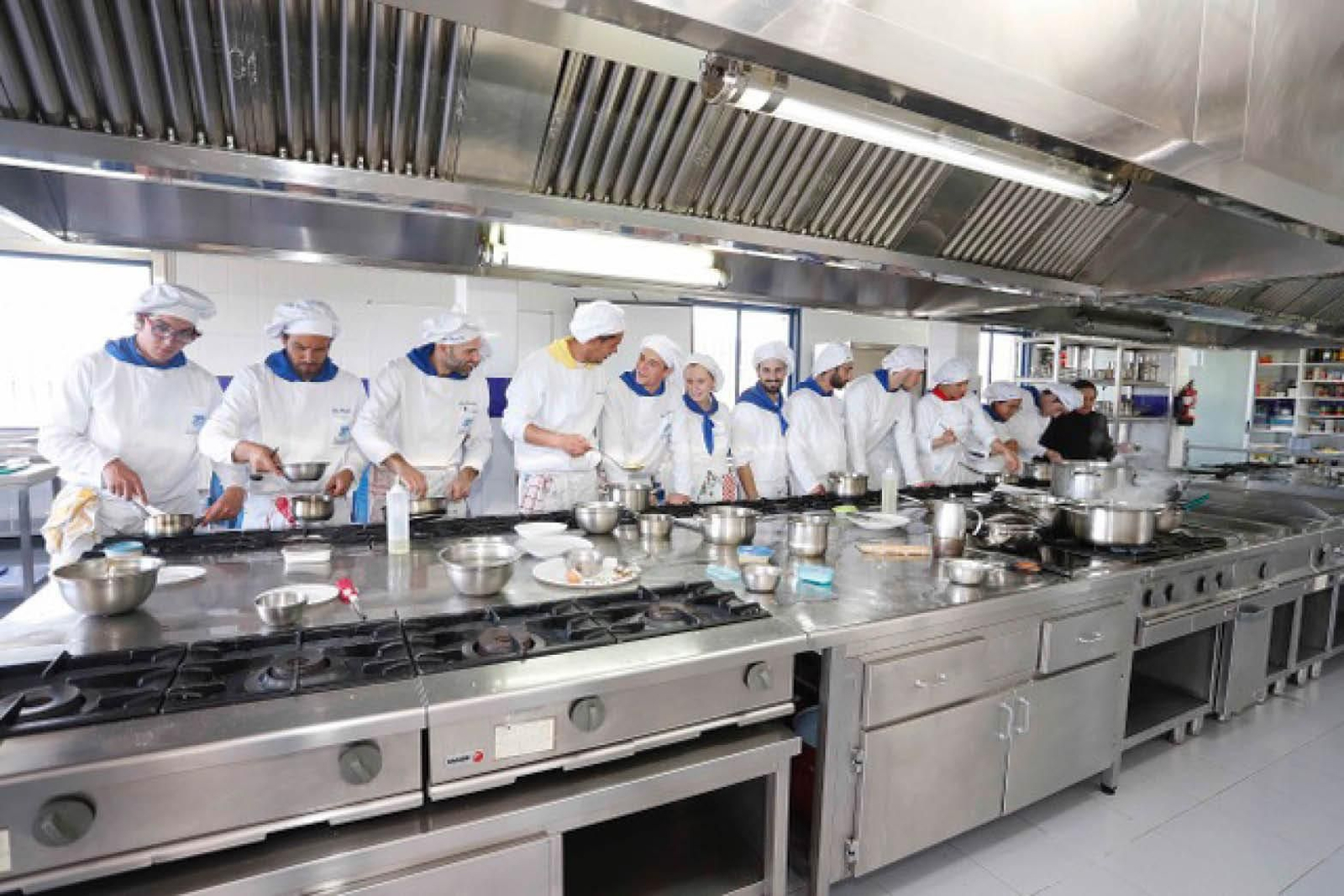 Estudiantes de la Escuela de Hostelería de Vigo, Harina Blanca, en plena clase.