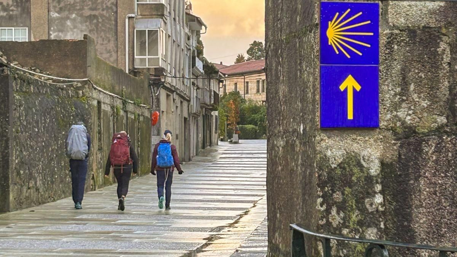 Peregrinos pasando por Tui durante el camino hasta Santiago de Compostela.