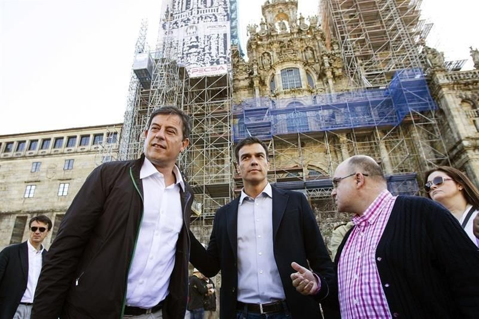 El secretario general del PSOE, Pedro Sánchez (c), visita el casco histórico de Santiago acompañado por el secretario del PSdeG-PSOE, Jose Ramón Gómez Besteiro (iz) y el portavoz del PSdeG-PSOE local, Paco Reyes (d)