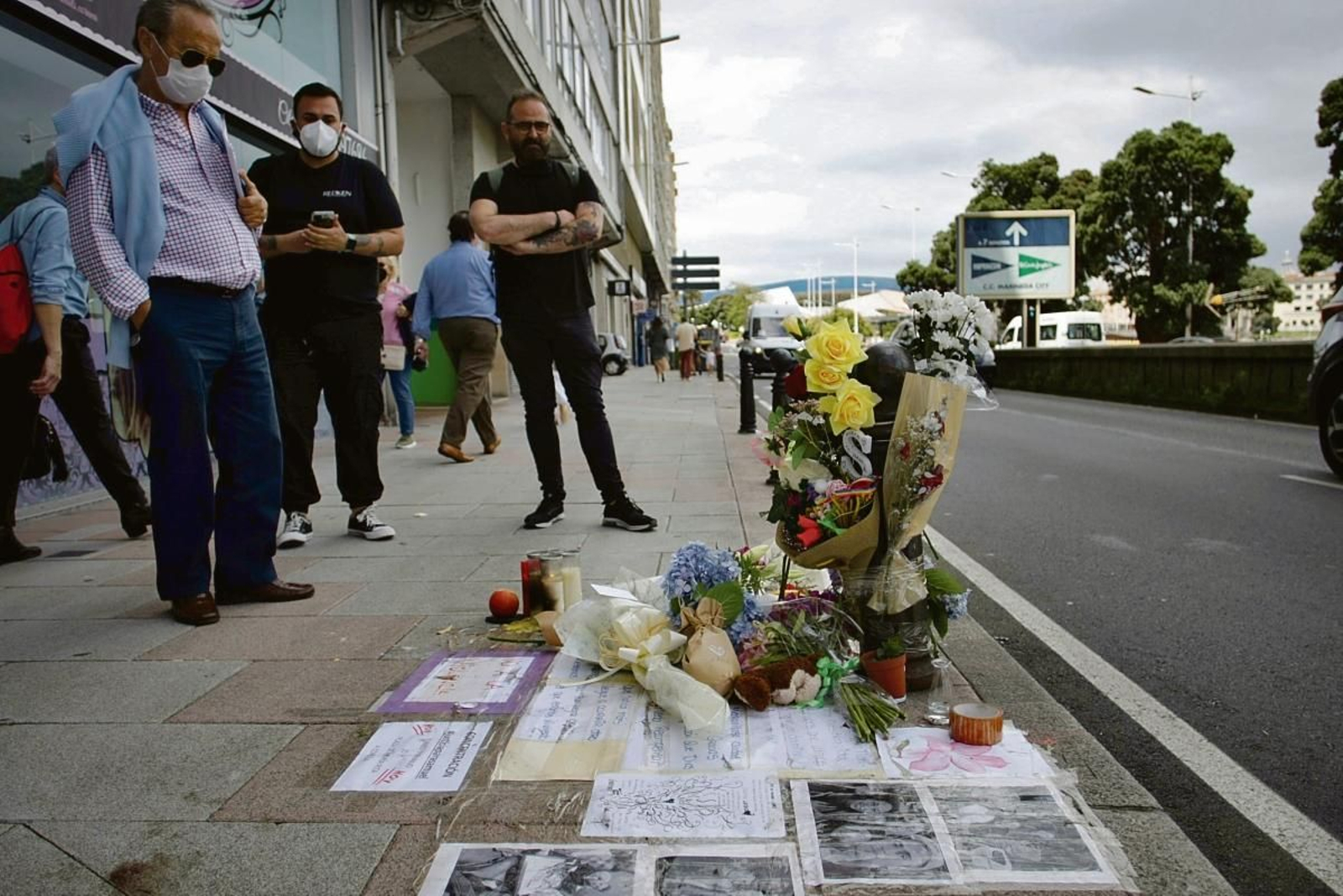 Ofrenda floral en el lugar en donde fue asesinado Samuel Luiz.