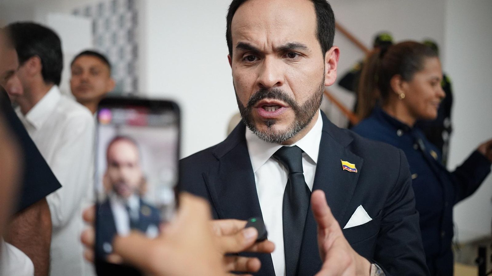 El candidato derechista colombiano De la Espriella denuncia amenazas de muerte y acusa a alias "Calarcá".