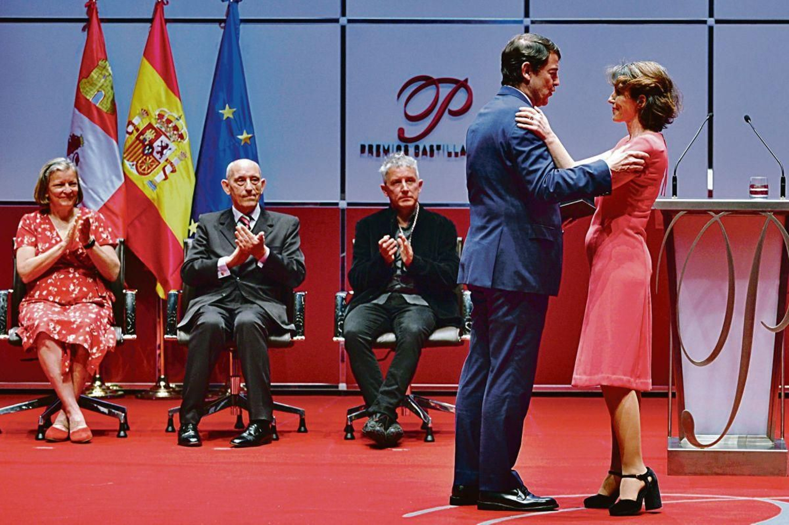 El presidente de la Junta y la hija de Dragó, Ayanta Barilli.