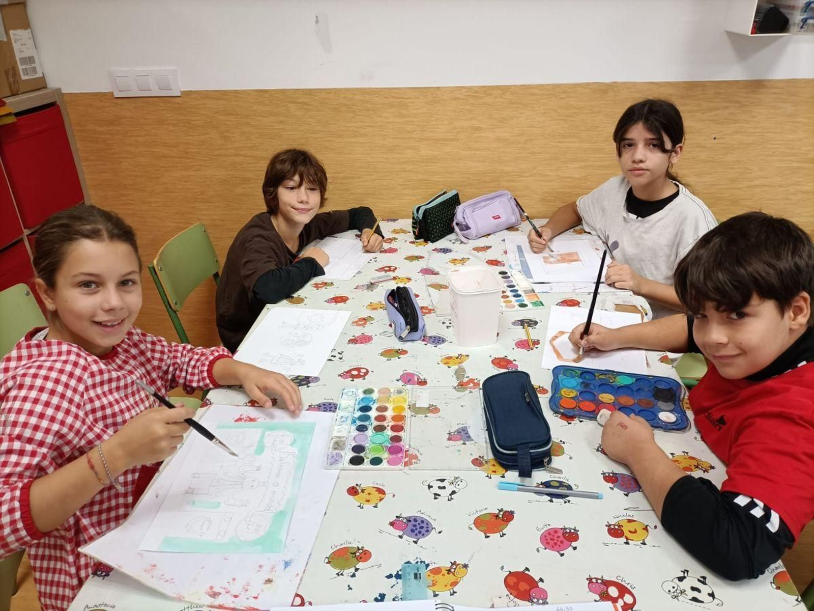 Alumnado del CEIP Virxe do Rocío trabajando.