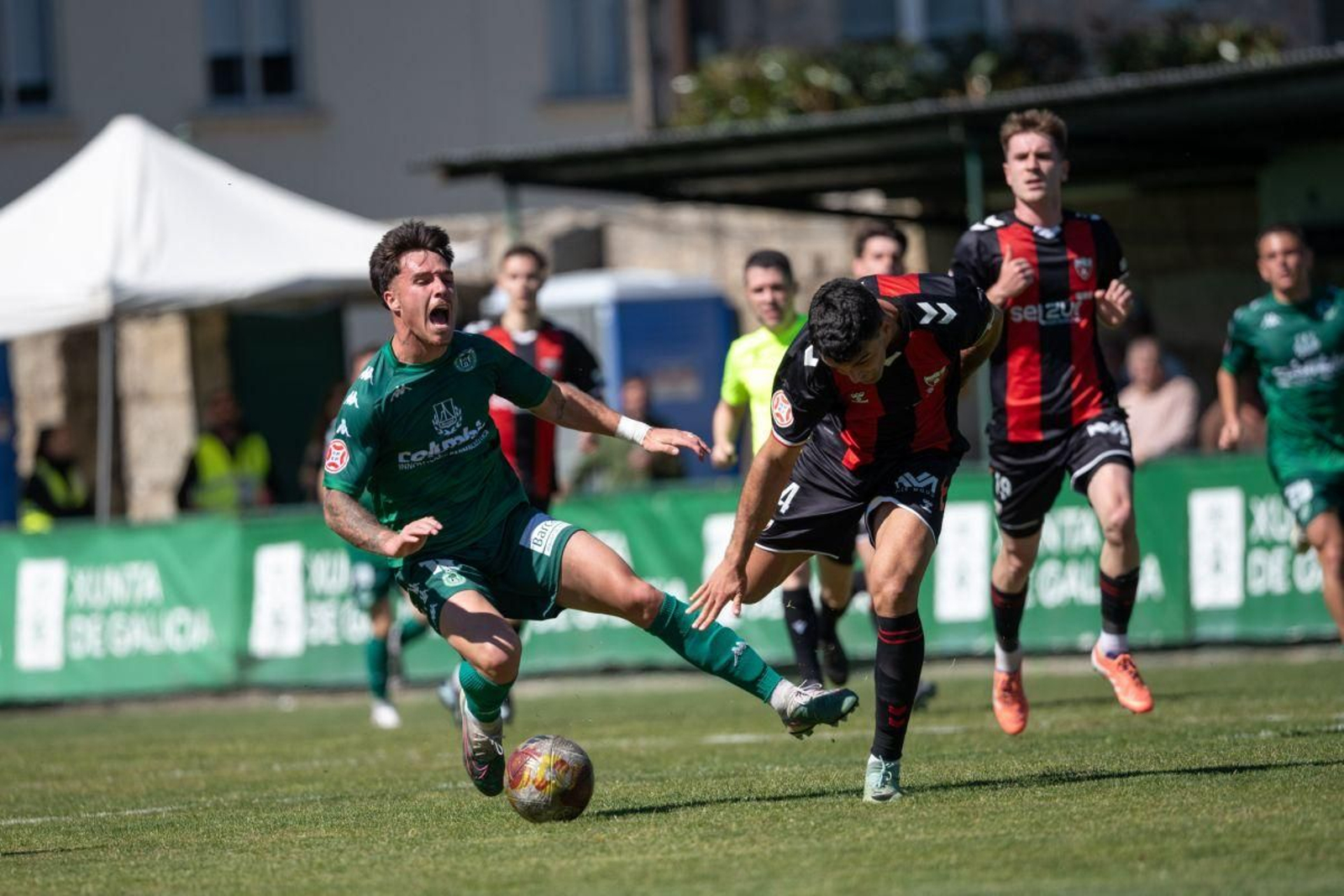 Víctor Mingo, delantero del Arenteiro, cae en la disputa del balón ante la defensa del Arenas de Getxo durante el encuentro disputado en Espiñedo.