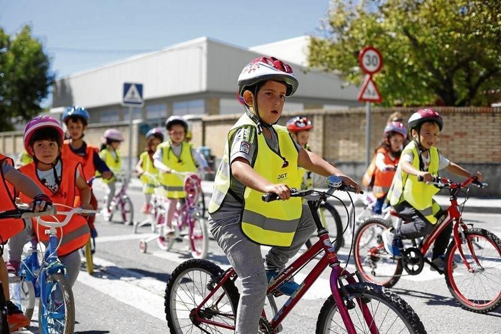 Xinzo de Limia. 07-06-17. Provincia. Día da bici celebrado nos Ceip Carlos Casares e Rosalía de Castro de Xinzo de Limia. Na foto a saida dos alumnos de primaria do ceip Rosalía de Castro.
Foto: Xesús Fariñas