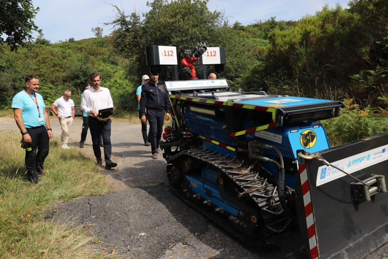 Diego Calvo usa el robot para extinción de incendios.