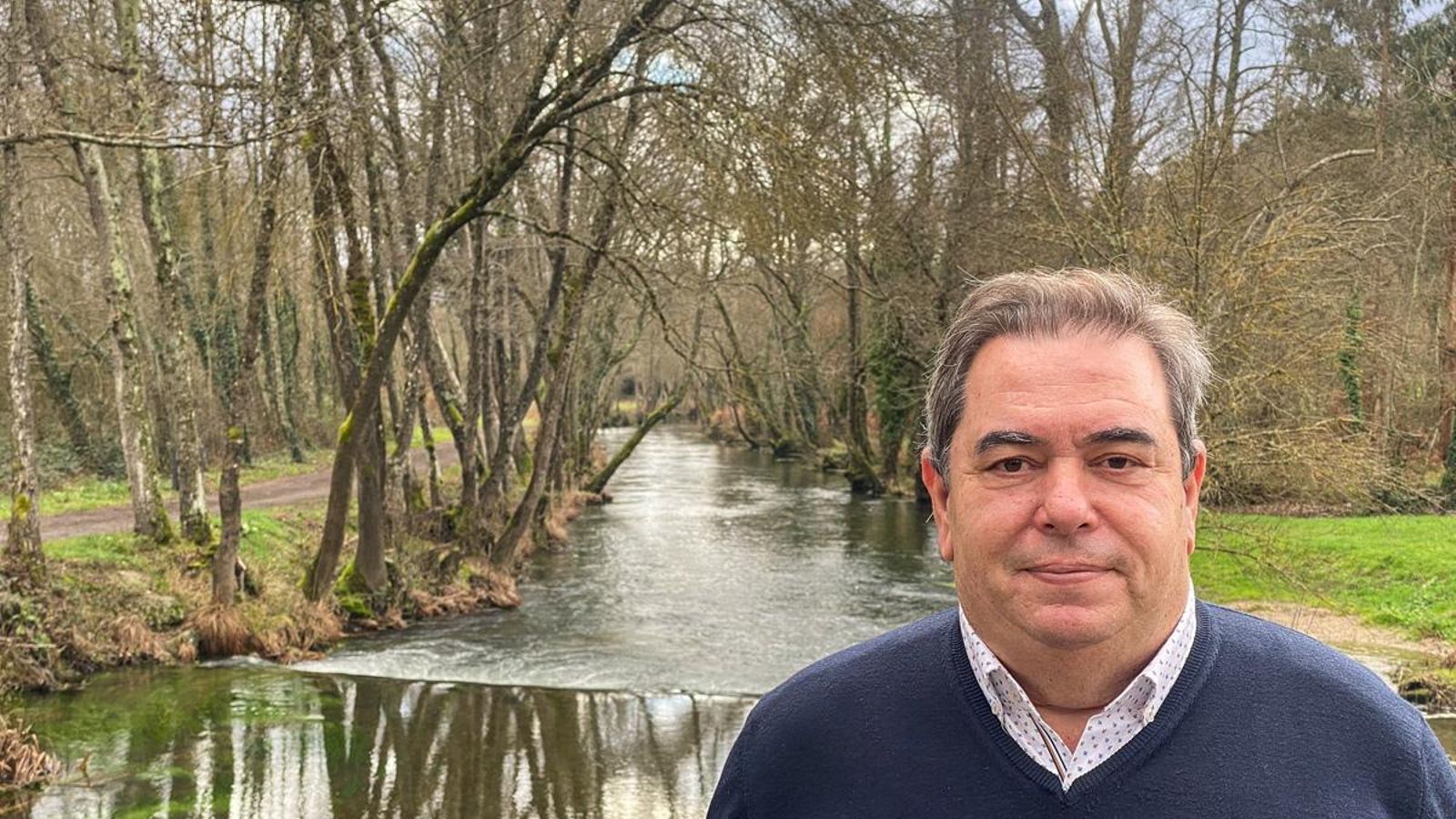 Gerardo Seoane, alcalde de Verín, en la ribera del río Támega. 