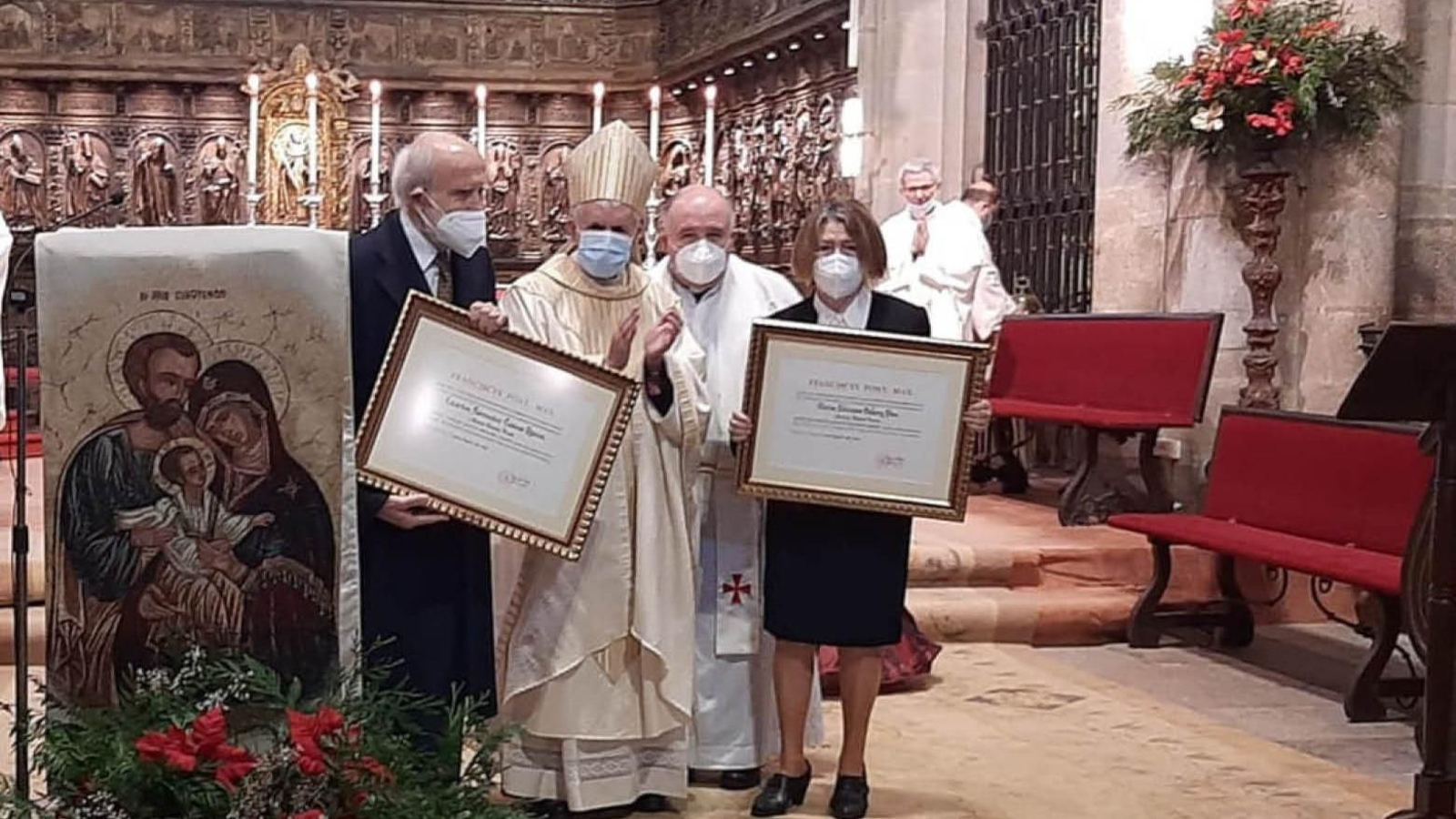 Eduardo Cadenas y su mujer María Dolores Balseiro, ayer con el obispo durante la entrega de la distinción.