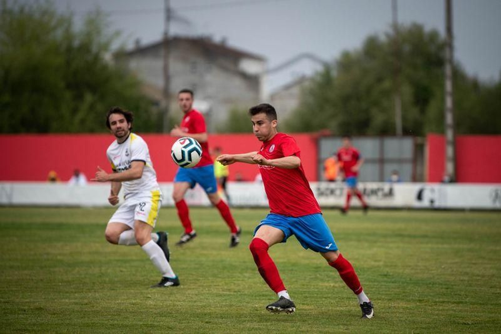 El defensa del Verín, Pana, se dispone a golpear el balón en un partido disputado en el José Arjiz (ÓSCAR PINAL).