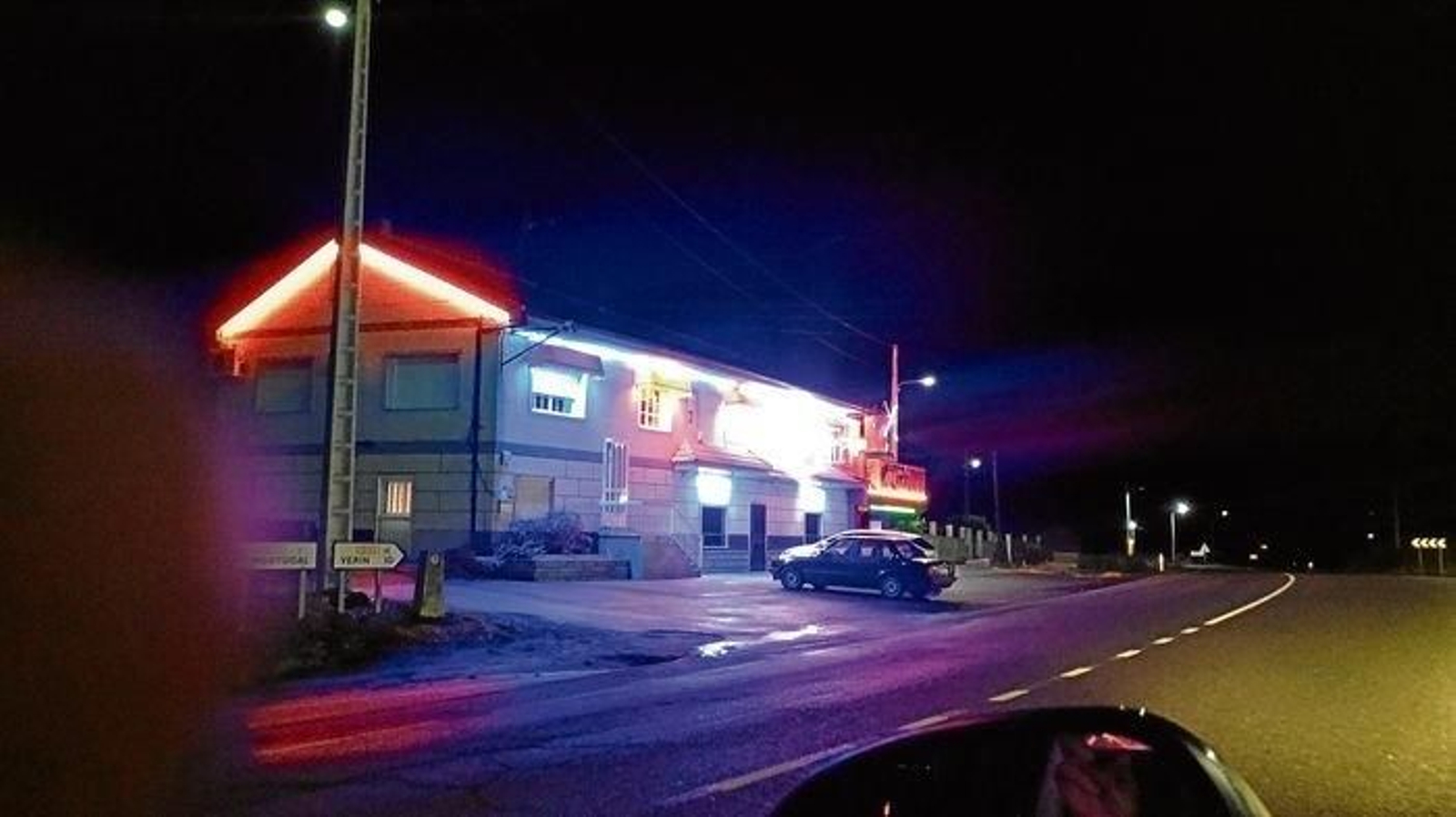 El club de alterne Molino Rojo, situado en una margen de la carretera N-532, en Verín.