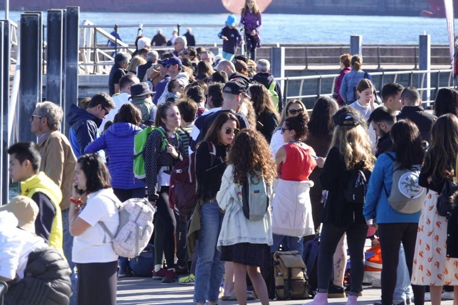 Largas colas ayer para coger el barco en dirección a Cíes, rozando el lleno del aforo del Parque Nacional.