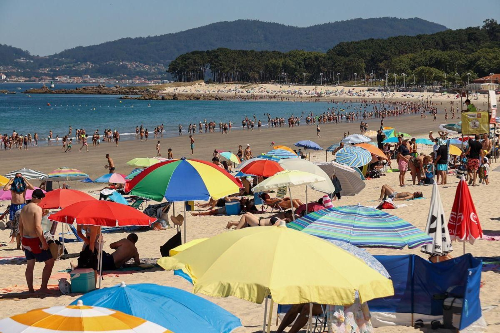 Las altas temperaturas de ayer llenaron las playas y vaciaron los espacios deportivos.