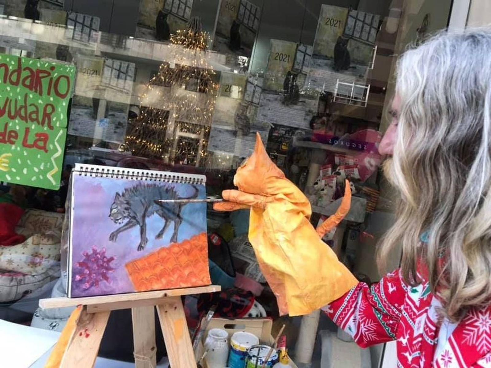 Sardiña y su gato Renoir, en una sesión de pintura en directo en la clínica Amigos, en Rosalía de Castro.
