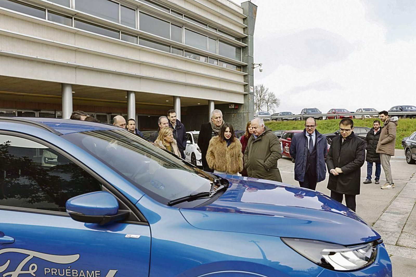 Lorenzana, acompañada de representantes de Faconauto, observa los coches ofrecidos como renovación.
