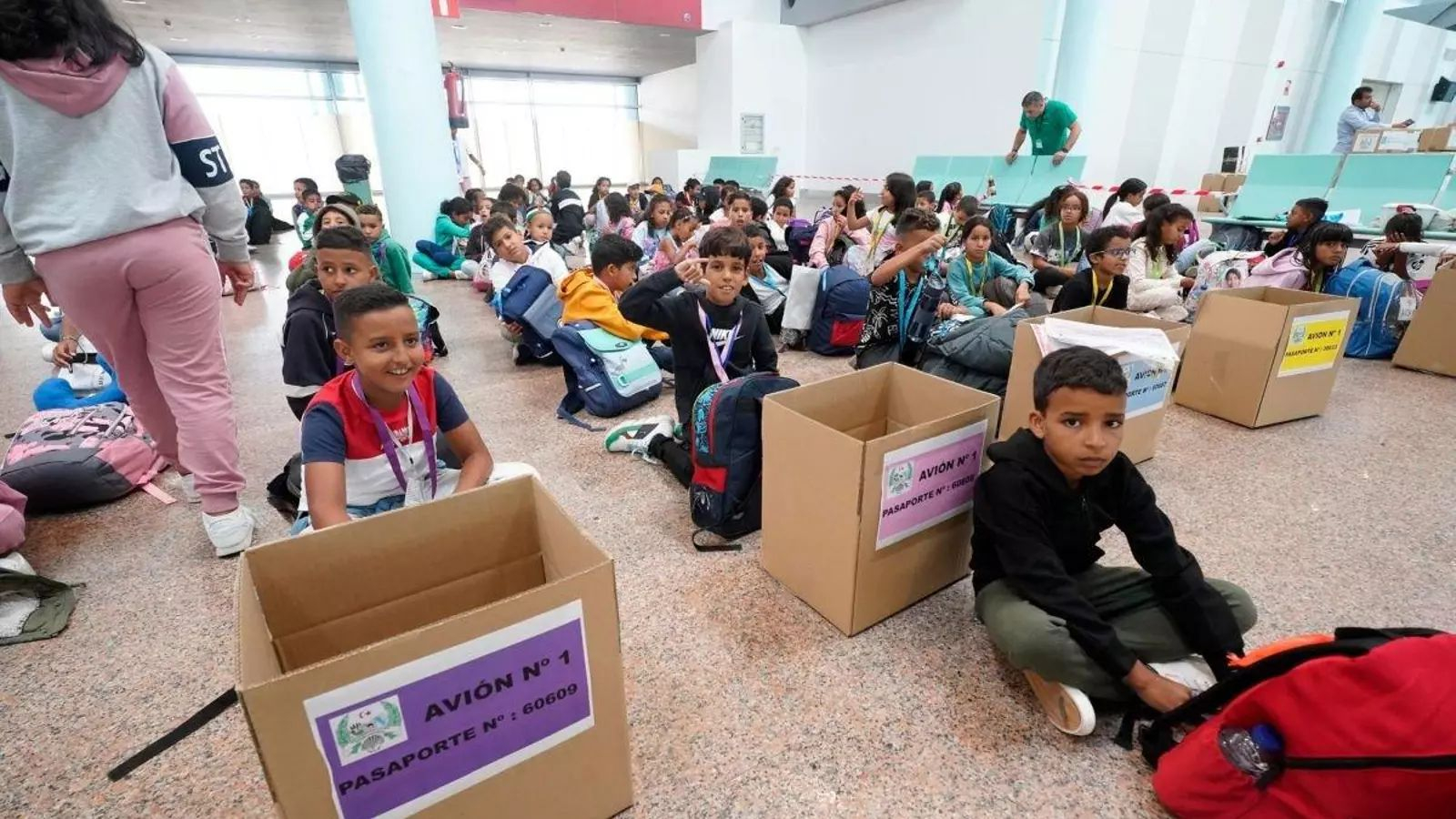 Niños saharauis en Peinador, en el viaje de regreso tras el verano