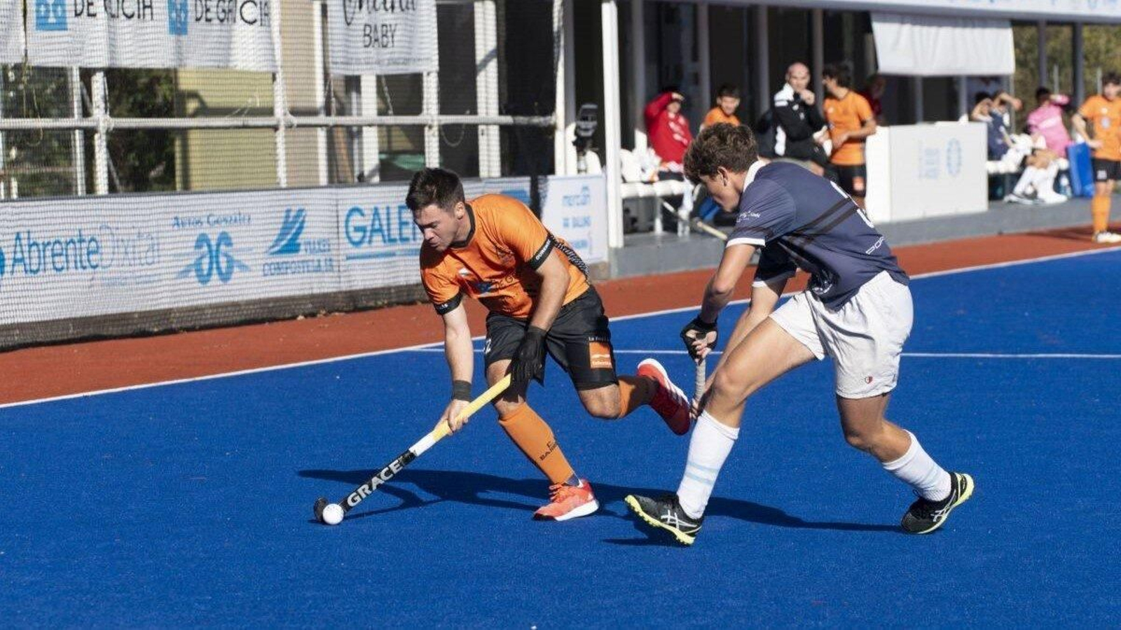 Brais Suárez, del Barrocás, conduce la bola ante un contrario en Mariñamansa. Foto: Martiño Pinal