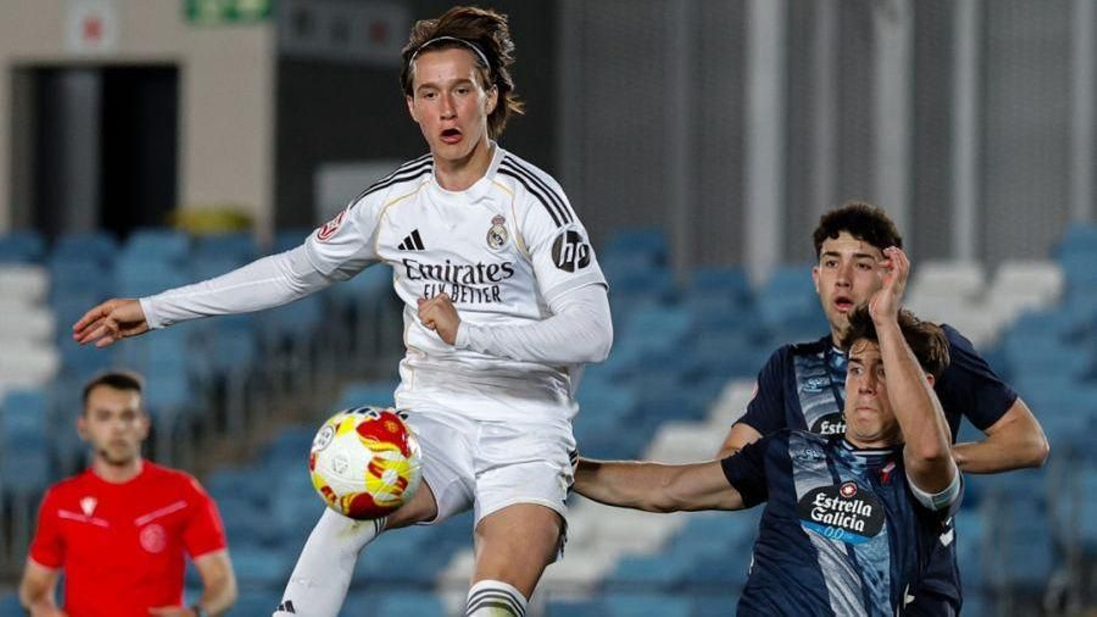 Pablo Meixús trata de interceptar un remate en el partido del pasado viernes en el Alfredo Di Stéfano.