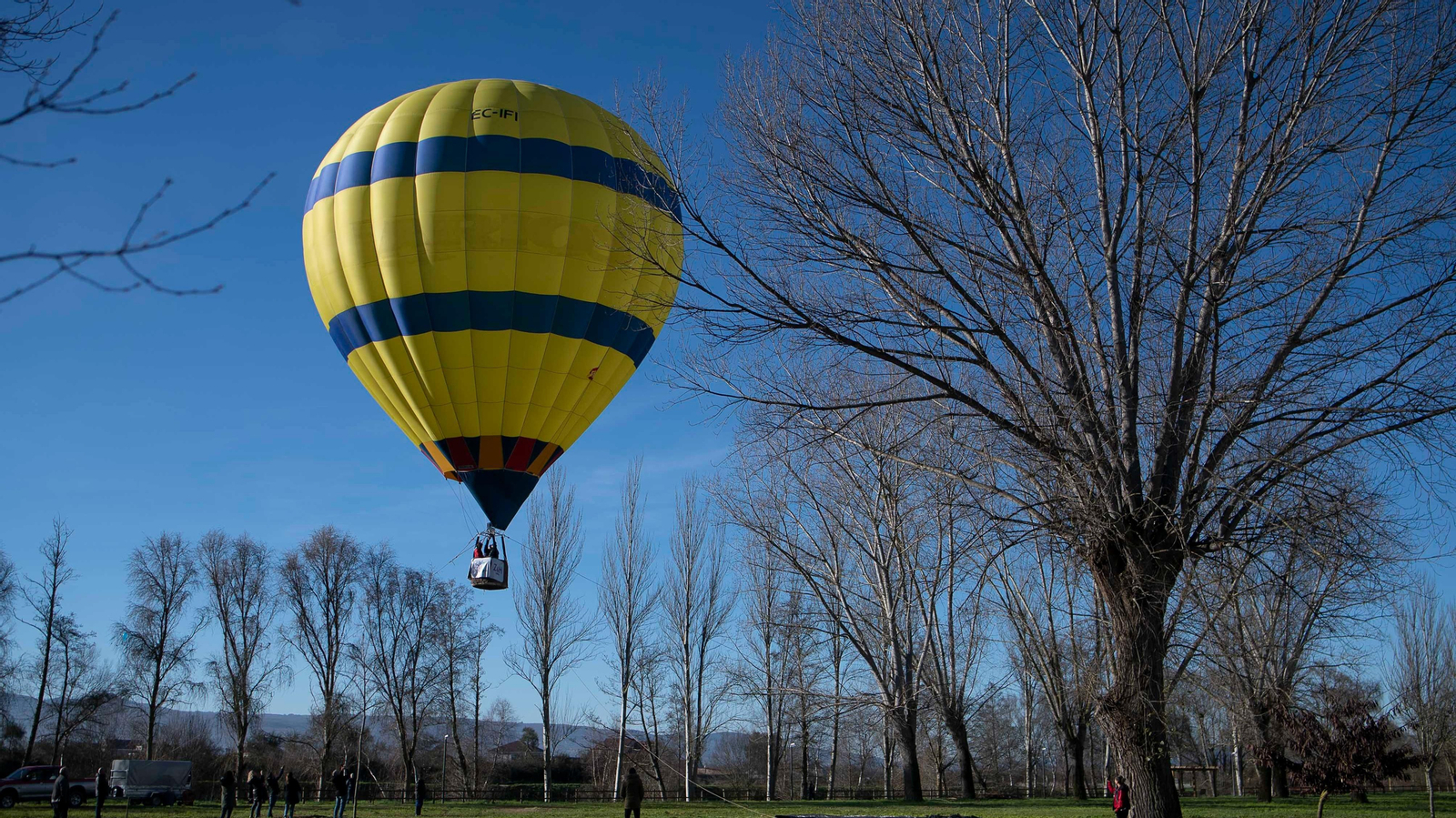 Imagen del globo aerostático que estos días ocupa O Toural, en Xinzo. (Xesús Fariñas)