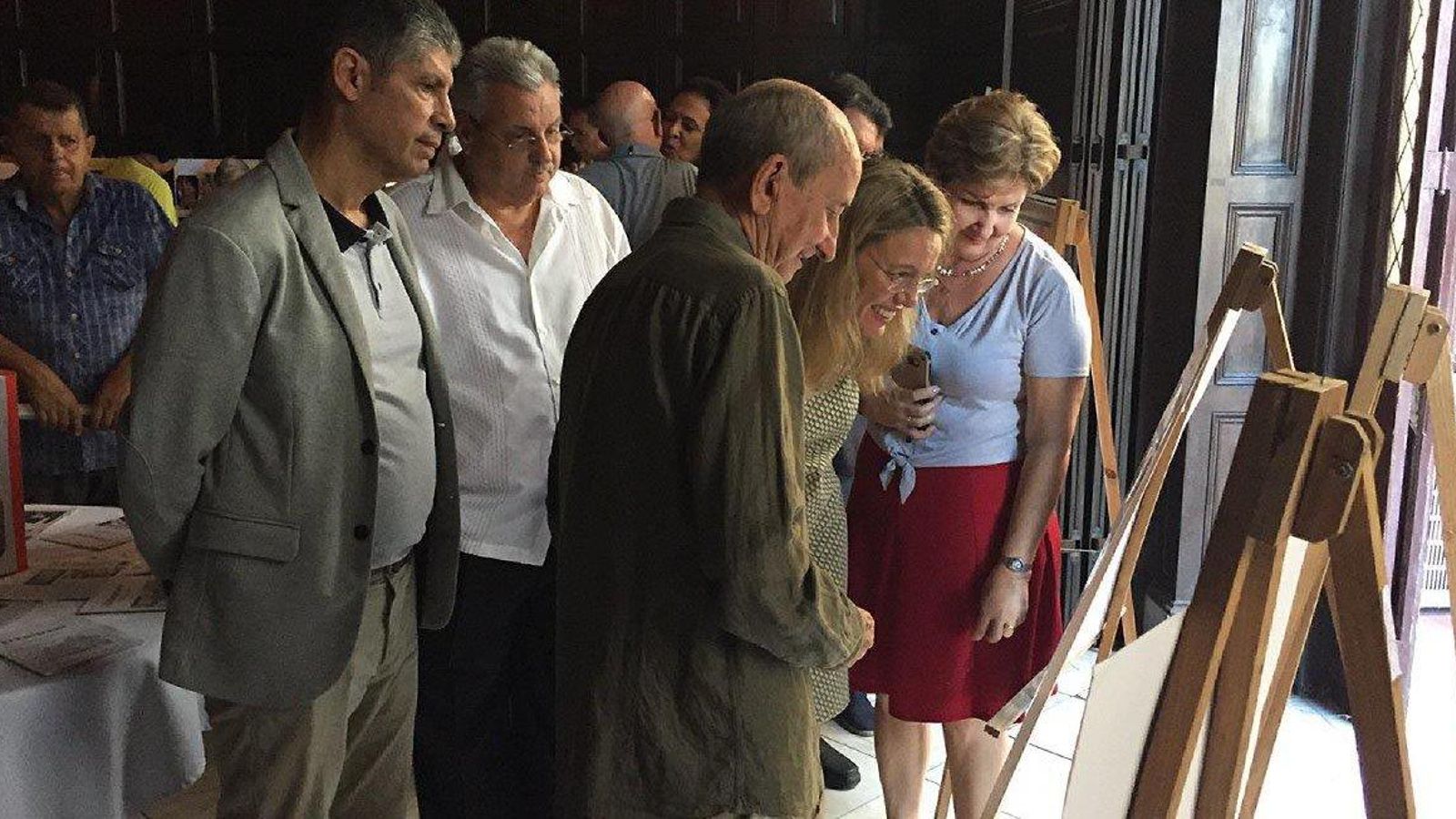 D. Manuel disfrutando la exposición