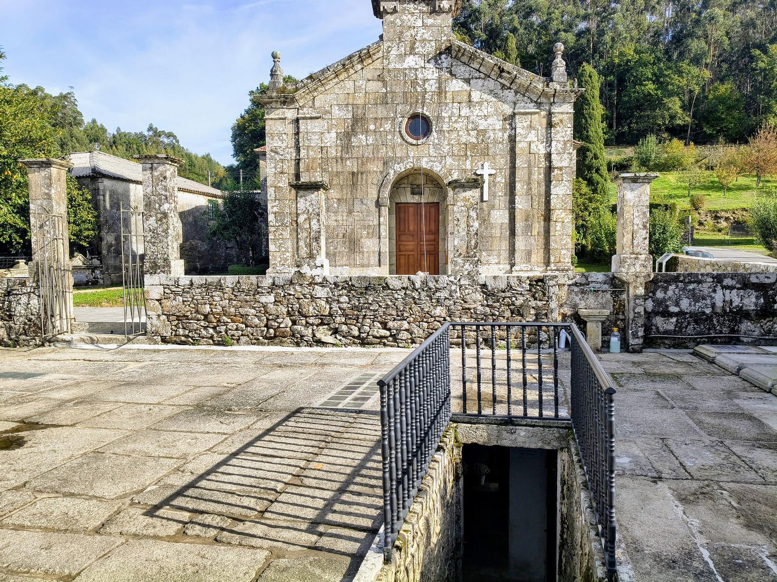 Una de los accesos al cementerio subterráneo de Arcos de Furcos, en Cuntis.
