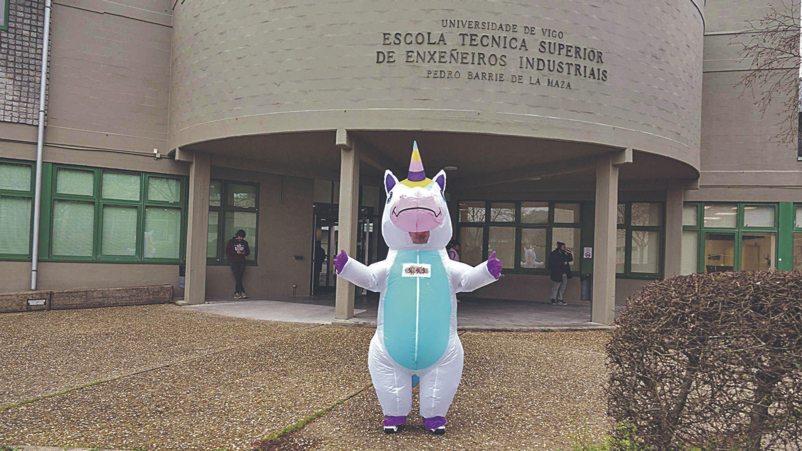 La mascota de la fiesta, un unicornio gigante que busca hacerse fotos con los alumnos del campus.