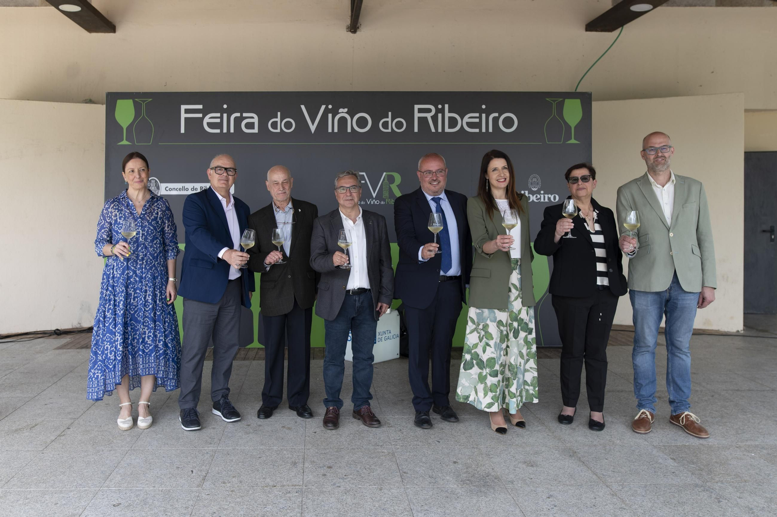 Ambiente festivo, brindis y degustaciones en el recinto de la Alameda de Ribadavia durante la celebración de la 63ª Feira do Viño do Ribeiro