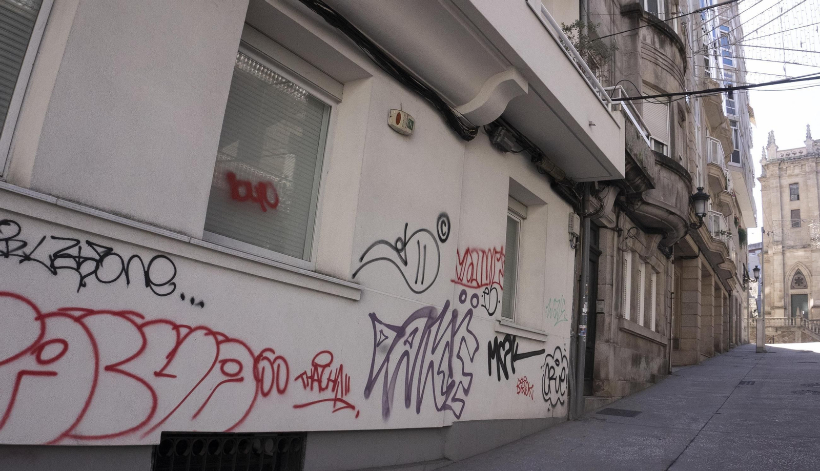 Galería | Vigo, lleno de pintadas que 'ensucian' el centro