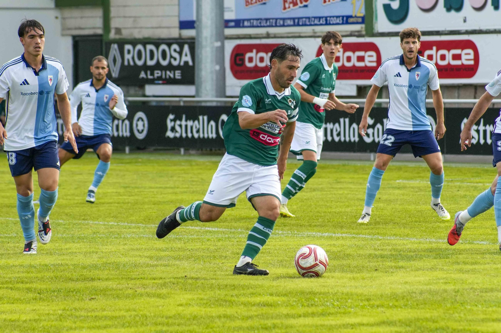 El capitán coruxista, David Añón, conduce un balón ayer en la derrota de su equipo ante el Compostela.