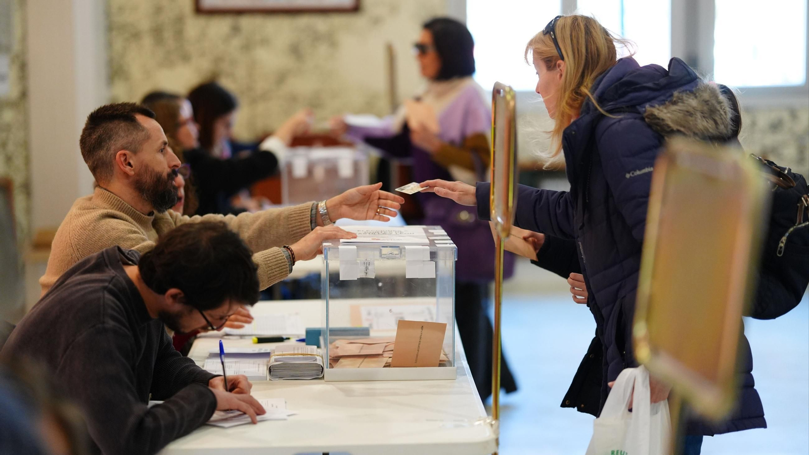 Castellanoleoneses votan en un colegio electoral, a 15 de marzo de 2026, en Valladolid, Castilla León (España).
