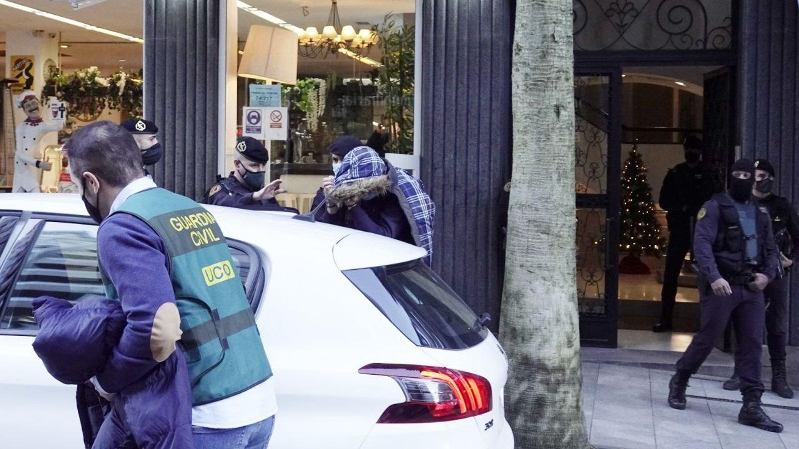 Salida del detenido tras un nuevo golpe antidroga en pleno centro de Vigo.